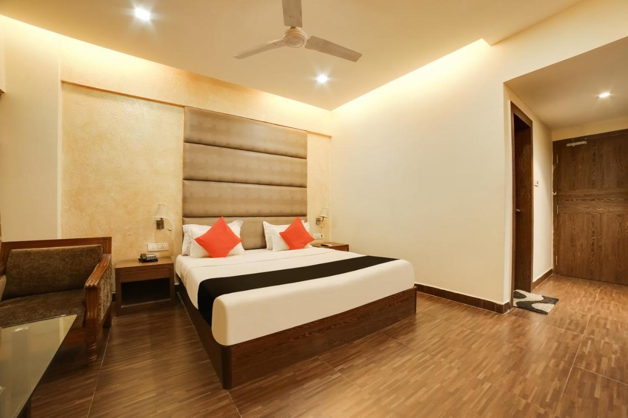 Capital O 61351 Waii International Hotel Bhalukpung Esterno foto