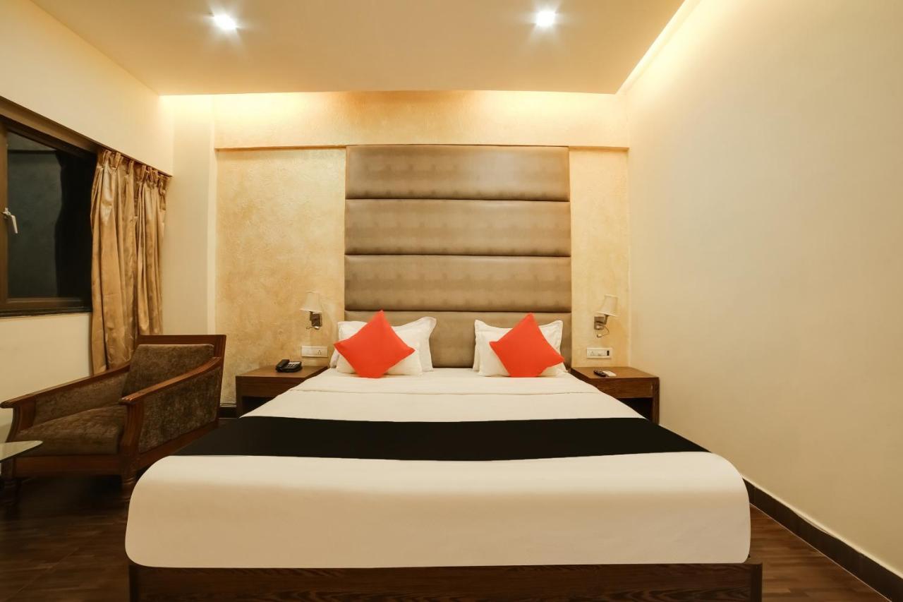 Capital O 61351 Waii International Hotel Bhalukpung Camera foto