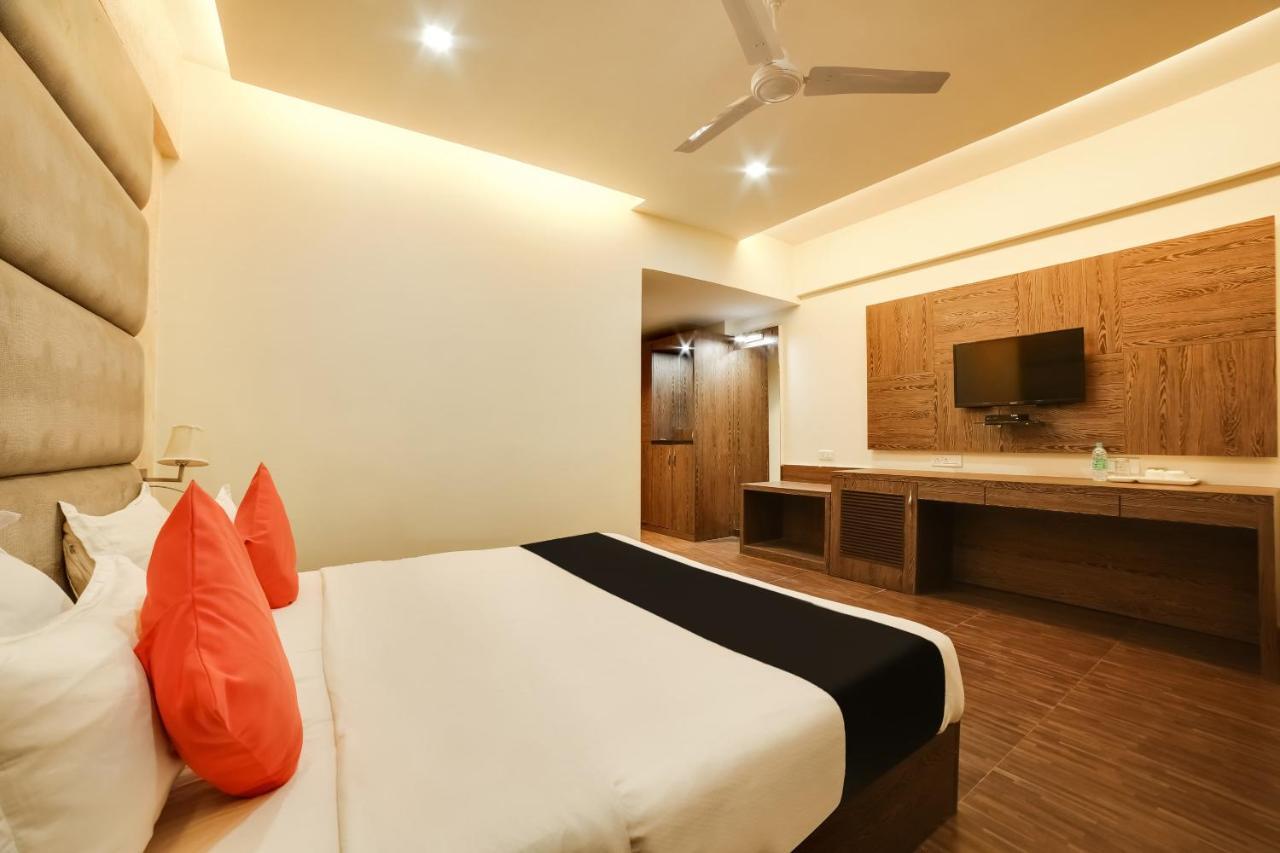 Capital O 61351 Waii International Hotel Bhalukpung Esterno foto