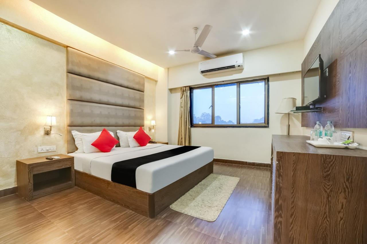 Capital O 61351 Waii International Hotel Bhalukpung Esterno foto