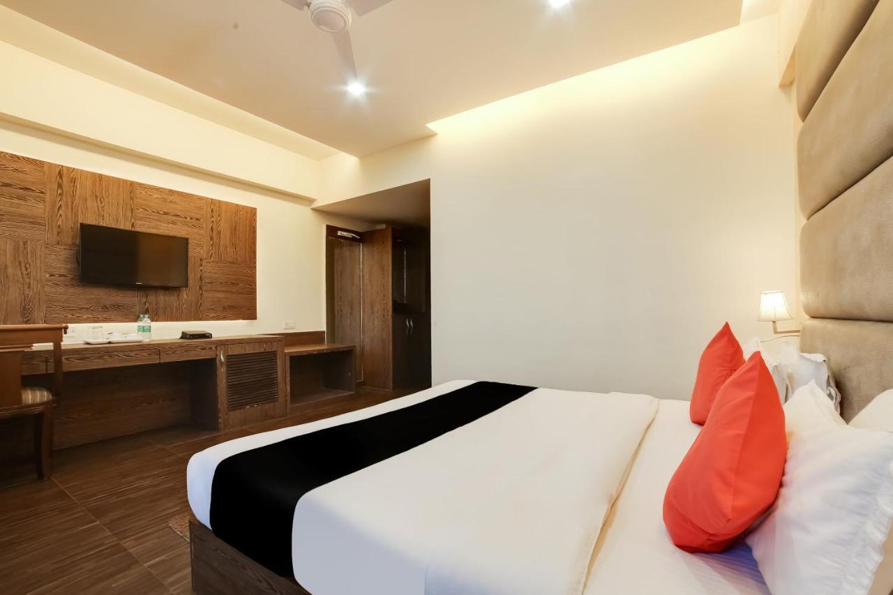 Capital O 61351 Waii International Hotel Bhalukpung Esterno foto