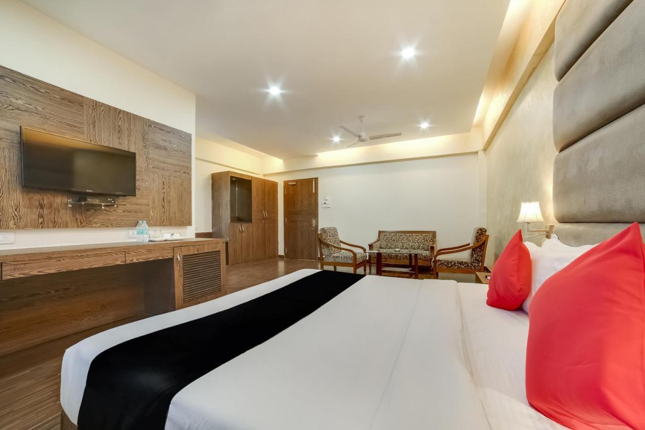 Capital O 61351 Waii International Hotel Bhalukpung Esterno foto